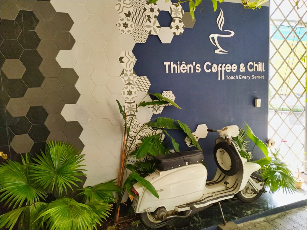 Thiên's Coffee & Chill Signage